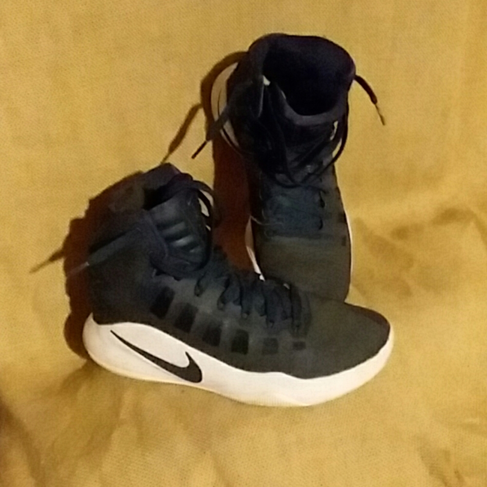 Basketball shoes